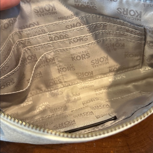 Michael Kors Cream Leather Wristlet with Gold Logo- EUC - Picture 6 of 7